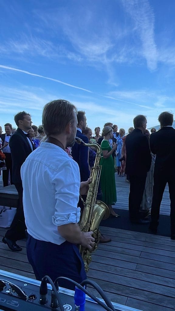Dj og saxofon til konference på terassen