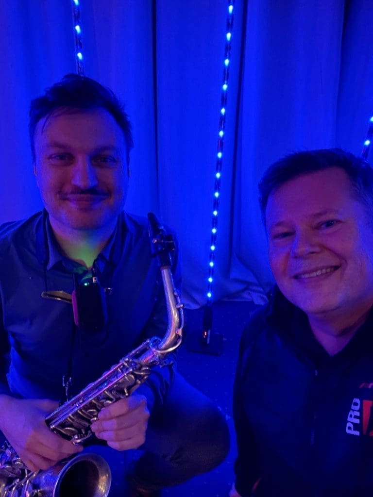 Saxofon Daniel Saxy og Flyverskjul