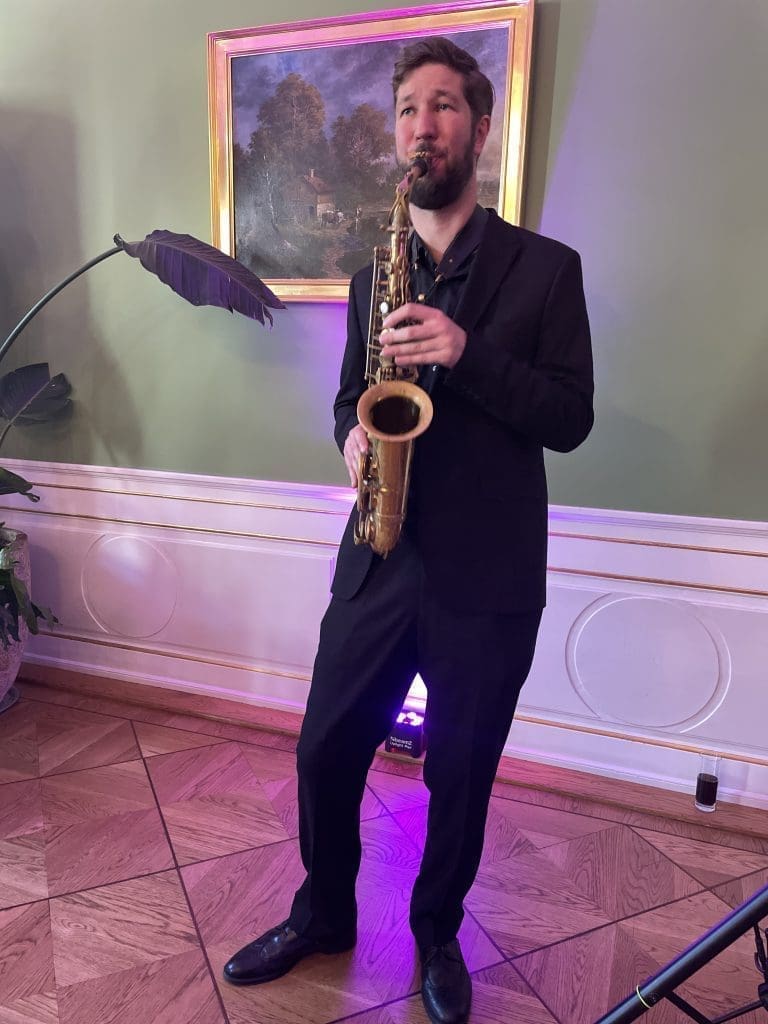 Dj og saxofon til reception
