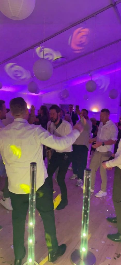 Bryllupsfest med DJ og saxofon - her ses Mathias på saxofon