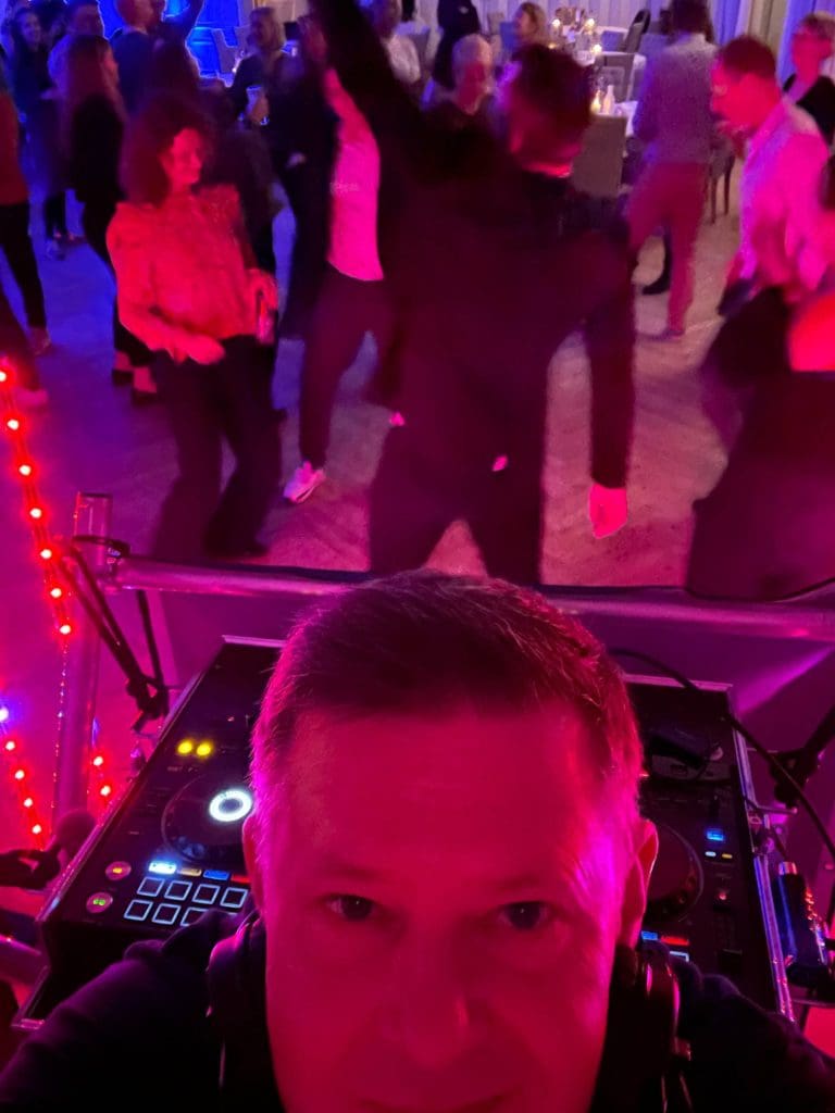 Flyverskjul og et fyldt dansegulv