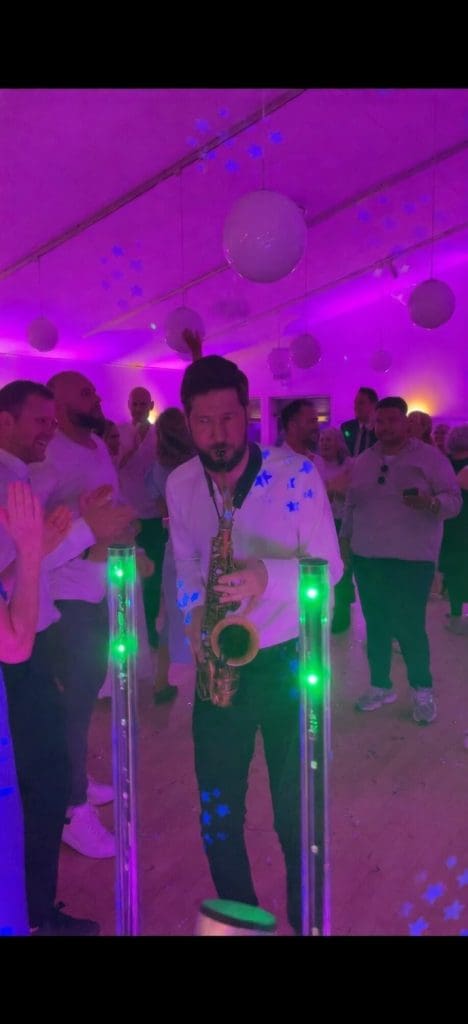 Dj og saxofon live til bryllup med fyldt dansegulv med mathias Haarbeck og Allan Flyverskjul