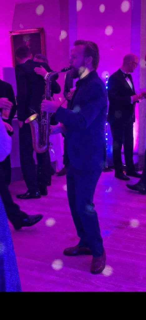Dj og saxofon til bryllup med fyldt dansegulv - Allan Flyverskjul og Jeppe Zacho