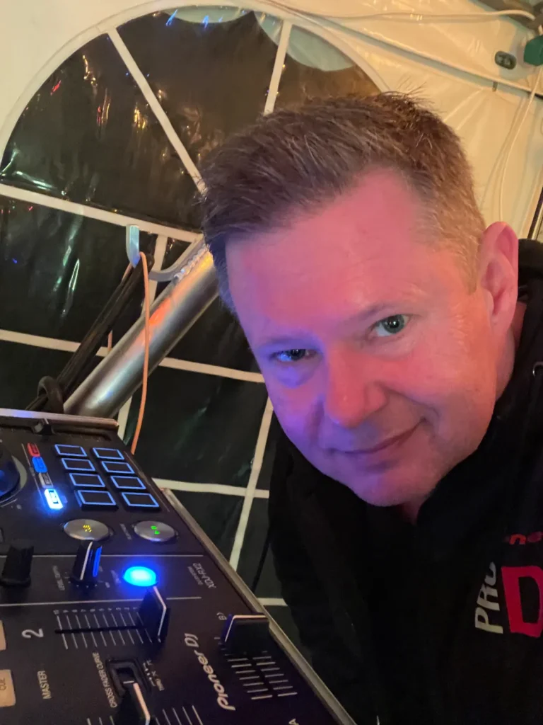 DJ bryllup – Allan Flyverskjul spiller til bryllupsfest med fyldt dansegulv